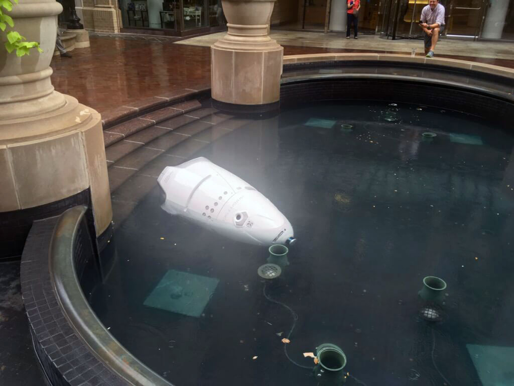 Робот-охранник упал в фонтан картинка